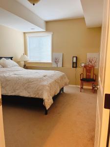 A bed or beds in a room at 1 bedroom lake Mountain view