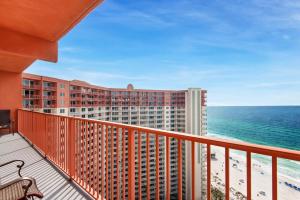 uma varanda com vista para o oceano em Shores of Panama 2112 em Panama City Beach