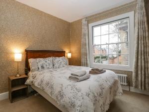 een slaapkamer met een bed met twee handdoeken erop bij Kylemore in Glastonbury