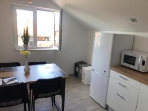 Kuchyňa alebo kuchynka v ubytovaní Rooms Jelak + 25 fotografií