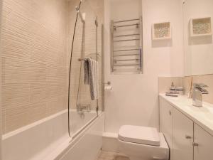 Et badeværelse på Seas The Day + 17 billeder