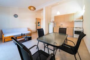 uma cozinha com mesa e cadeiras num quarto em Veta Apartment - Seaview em PalaiónTsiflíkion