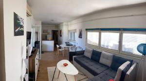 un salon avec un canapé bleu et une table dans l'établissement Penthouse stan 80m2, terasa 36m2, garaža... centar Banja Luke - gradski park, à Banja Luka