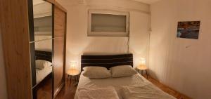 - une petite chambre avec un lit et deux lampes dans l'établissement Penthouse stan 80m2, terasa 36m2, garaža... centar Banja Luke - gradski park, à Banja Luka