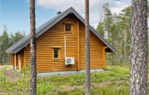 uma cabana de madeira na floresta com árvores em Cozy Home In Slen With Sauna em Stöten