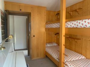 een kamer met 2 stapelbedden en een bureau bij Peak-view Crans-Montana in Crans-Montana