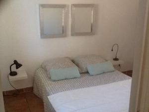 sypialnia z łóżkiem z 2 poduszkami w obiekcie LE PALADIN Porto Pollo Villa privée avec piscine chauffée w mieście Serra-di-Ferro