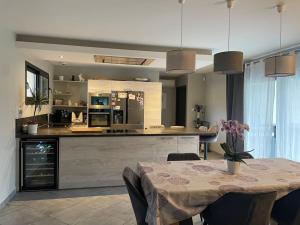 Fotografia z galérie ubytovania Villa 5 chambres avec piscine, jacuzzi, terrain. v destinácii Ambronay + 14 fotografií