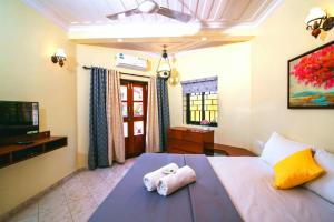 貝瑙利姆的住宿－'Golden Sea Pearl' 1 bhk Beach apartment，一间卧室配有带毛巾的床
