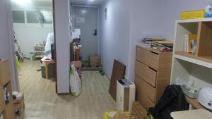 ein Büro mit einem Flur mit einer Person in einem Zimmer in der Unterkunft Ocean House - Suwon 2 in Suwon