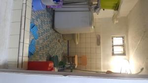 ein Bad mit einem Waschbecken und einem Fenster in einem Zimmer in der Unterkunft Ocean House - Suwon 2 in Suwon