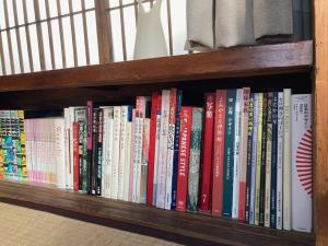 a book shelf filled with lots of books at 桜山ノウチ in Zushi