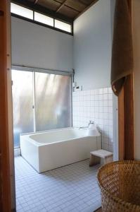 逗子市にある桜山ノウチの白いバスルーム(バスタブ付)、窓が備わります。