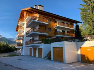 een appartementencomplex met een parkeerplaats bij Peak-view Crans-Montana in Crans-Montana