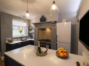 una cucina con una ciotola di frutta su un bancone di Bumblebee Cottage a Beverley
