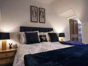 - une chambre avec un lit avec un chat dans l'établissement Bumblebee Cottage, à Beverley