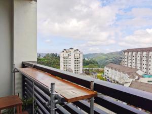 einen Balkon mit einem Tisch und Blick auf die Gebäude in der Unterkunft Walk-Up To SIAR - Children Not Allowed in Cameron Highlands