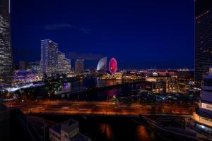 uitzicht op de skyline van de stad 's nachts bij Yokohama Sakuragicho Washington Hotel in Yokohama
