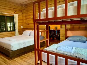 Postel nebo postele na pokoji v ubytování Baan Soontree Resort