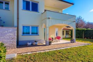 a house with a patio in the yard at Luxe Blue in Šmrika