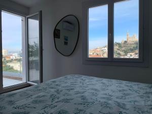 Postel nebo postele na pokoji v ubytování Les Balcons du Roucas Blanc