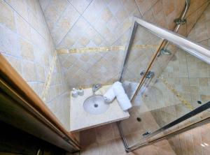 een badkamer met een wastafel en een spiegel bij Your Home in Deir Ḥannā