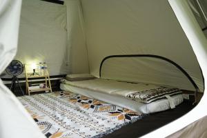Postel nebo postele na pokoji v ubytování iGo Glamz 爱狗露营 Pet Friendly Glamping
