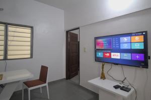 TV tai viihdekeskus majoituspaikassa Tranquillité Cotonou