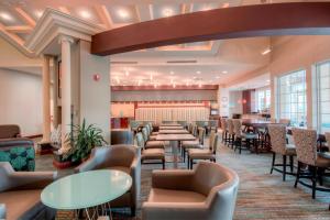 una sala de espera con mesas y sillas en Residence Inn by Marriott Chapel Hill, en Chapel Hill