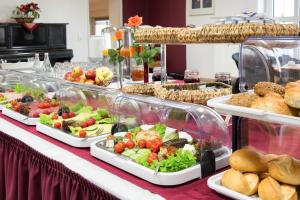 - un buffet avec de nombreuses assiettes de nourriture sur une table dans l'établissement Hotel Alte Fabrik, à Mettmann