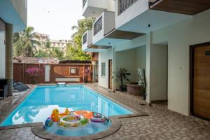 a swimming pool with a toy in a house at Le Seasons Resort in Candolim