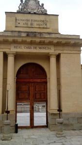 budynek z dużymi drewnianymi drzwiami przed w obiekcie Casa de la Moneda w mieście Segovia