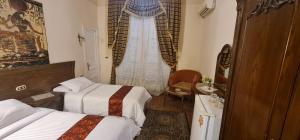 سرير أو أسرّة في غرفة في Misr Hotel