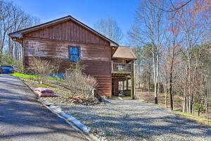 uma grande casa de madeira com uma varanda ao lado de uma estrada em Smoky Mountain Vacation Rental with Deck! em Hayesville