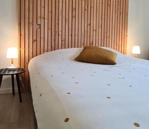 เตียงในห้องที่ Lodge Cosy tout confort Lodge des Oliviers