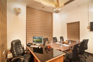 Empire Residency في Tiruvalla: قاعة اجتماعات مع طاولة وكراسي كبيرة