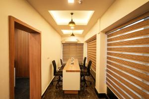 Empire Residency في Tiruvalla: قاعة المؤتمرات مع طاولة وكراسي طويلة