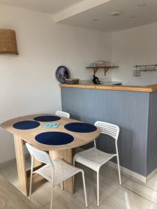 a table and chairs in a kitchen with a counter at Villa del Ré 6 in La Flotte