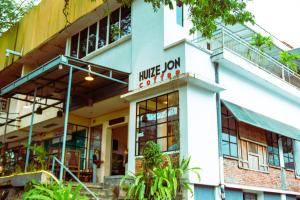 Το κτήριο όπου στεγάζεται  το hostel