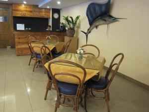Posezení v ubytování Nichols Airport Hotel