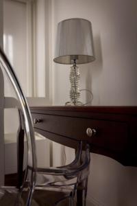 una lámpara sentada sobre una mesa con un espejo en COMÓ EXCLUSIVE, en Aprilia