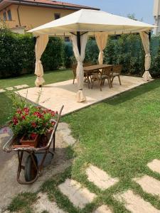 馬薩的住宿－Le Zitelle di San Pio 2，一个带桌子的凉亭和花木凳