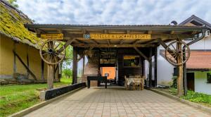 ein Gebäude mit einem Schild mit der Aufschrift „Stalllager“ in der Unterkunft StellaLuca Resort in Jalžabet