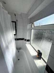 Ένα μπάνιο στο Elegant London home with Free 5G Wi-Fi, Garden, Workspace, Free Parking, Full Kitchen