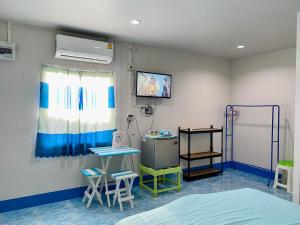 um quarto de hospital com uma cama e um lavatório em TR Bungalow em Ban Tha Rua