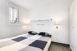 Кровать или кровати в номере Sant Pau Terraces Apartments
