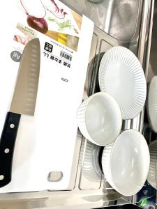 un montón de platos y un cuchillo en un cajón en COCO Nakameguro 202, en Tokio