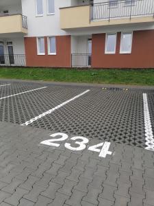 een parkeerplaats met een stopbord voor een gebouw bij ADC in Sibiu