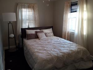 En eller flere senger på et rom på Affordable Stay