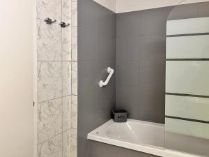 uma casa de banho com um chuveiro, uma banheira e um lavatório. em Bilocale con terrazzi Via Antonio Riva 3 by LR em Lugano
